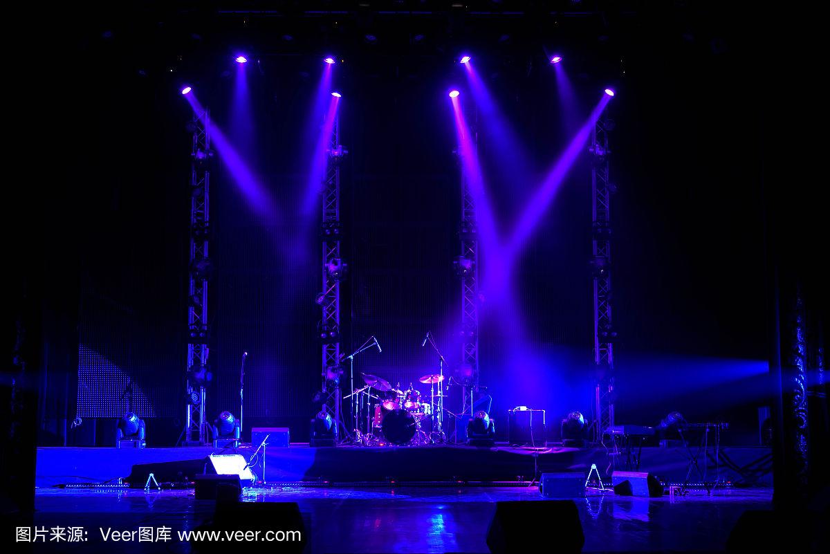 舞臺(tái)燈光與樂器的交響